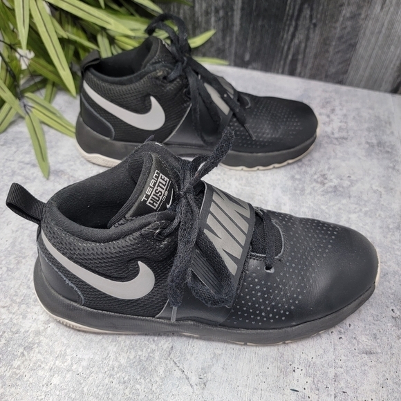 Nike | Team Hustle Youth Basketball Shoes Black with Strap Across Laces - Picture 6 of 8